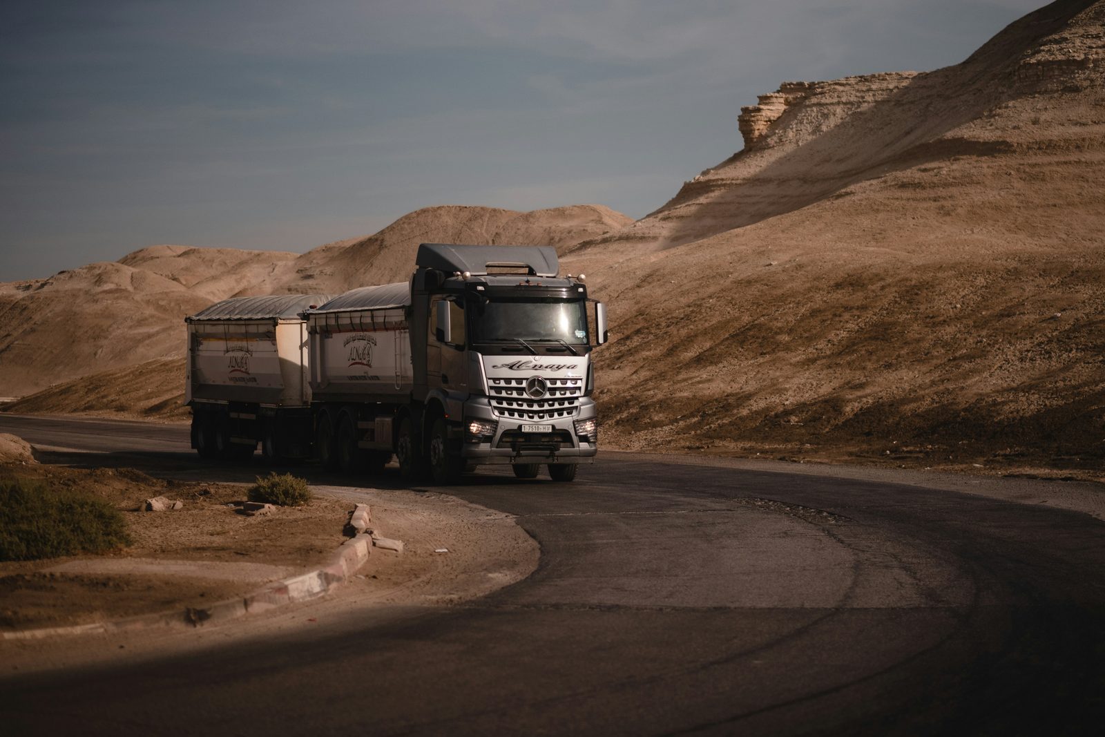 Camión de transporte circulando por carretera: cada hora parado por avería tiene un coste directo para la flota