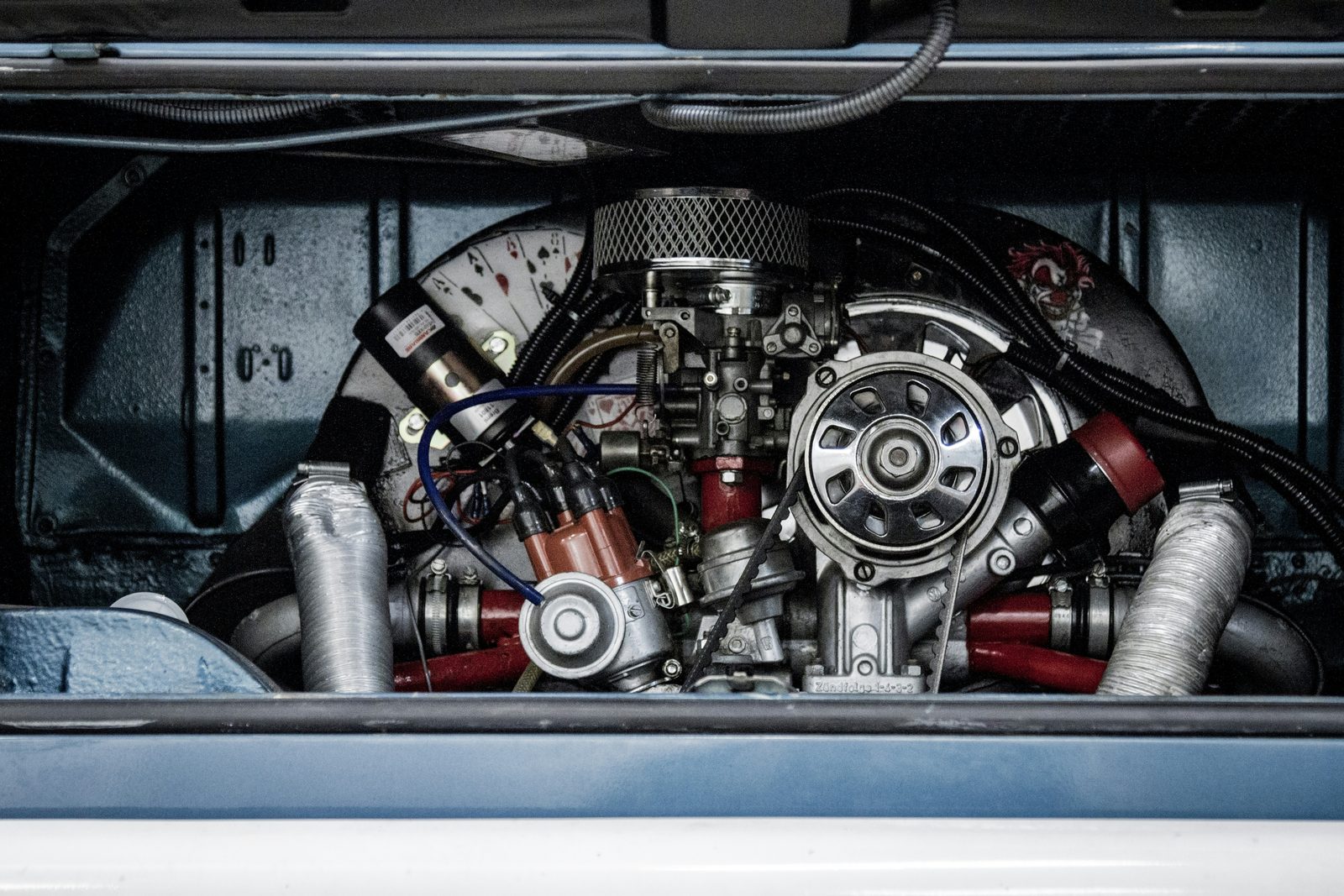 Vista del motor de un vehículo: temperaturas, presiones y vibraciones son las señales que un sistema predictivo vigila de forma continua